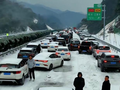 06-高速暴雪堵车-上传.jpg